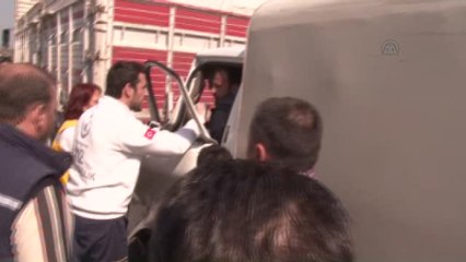 Kamyonette Sıkışan Sürücünün Zor Anları