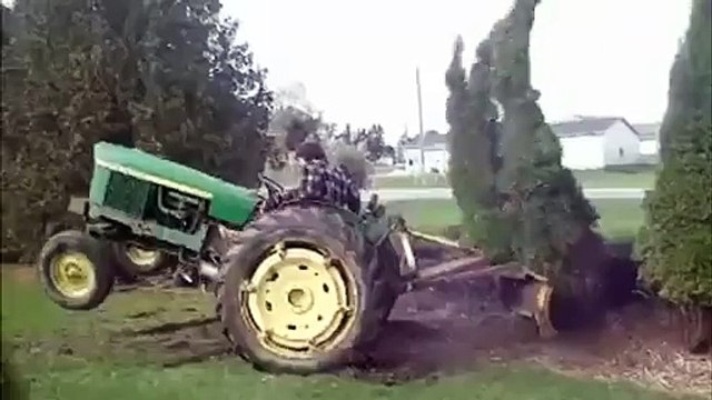 Un conducteur de tracteur se fait fouetté par un arbre