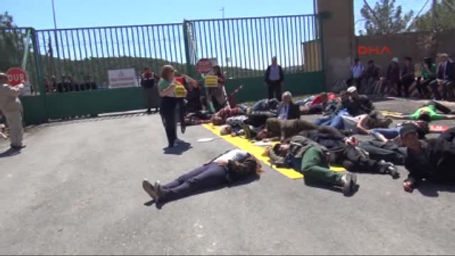 Mersinakkuyu'ya Yapılacak Olan Akkuyu Nükleer Santrali İçin İlk Temel Atma Töreninde Çevrecilerden...