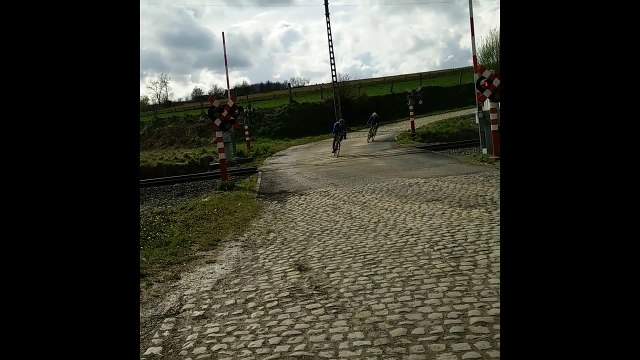 Des cyclistes traversent une voie ferrée (Tour des Flandres U23)