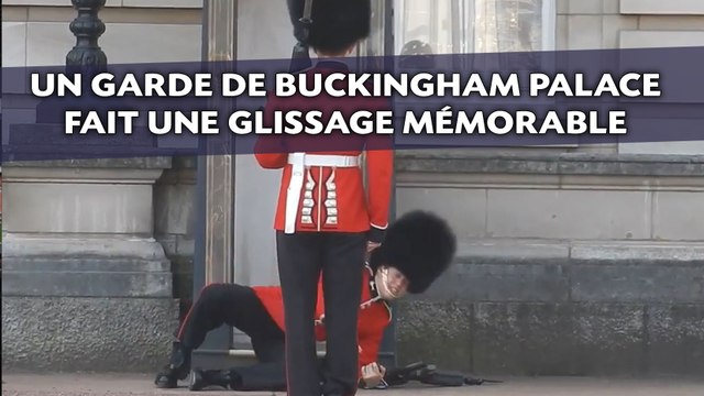 Un garde de Buckingham Palace fait une glissage mémorable