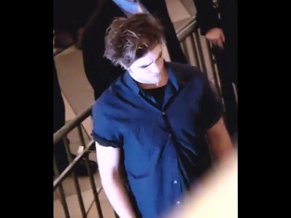 Robert Pattinson at Hot Topic in Boston 14/11/2008