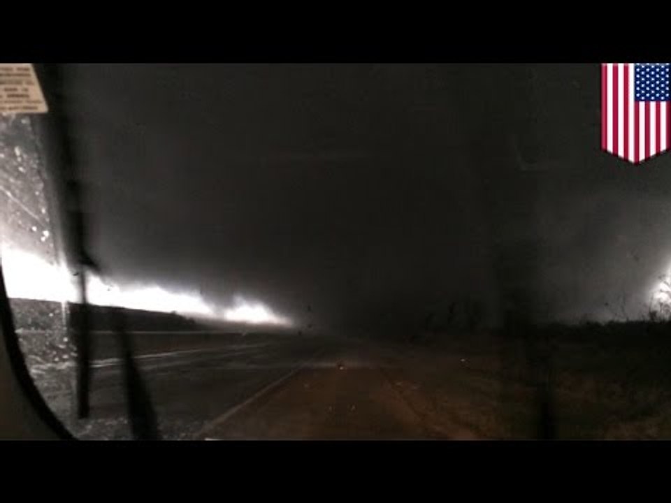 Tornade : Cet homme d'Illinois reste calme devant cette immense tornade