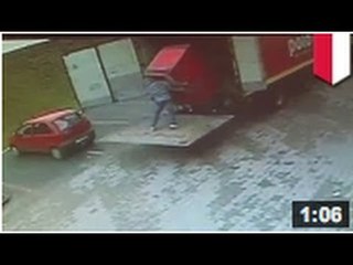 Un livreur se fait écrabouiller par sa livraison
