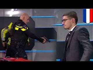 Szaleniec z pistoletem wchodzi do studia telewizyjnego w Holandii