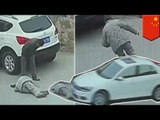 Chiny: ponad 20 osób ignoruje mężczyznę leżącego na chodniku. Przejeżdża po nim samochód.