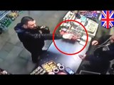 Właściciel sklepu zabiera broń napastnikowi podczas rabunku