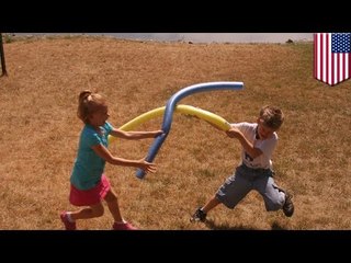 Kierowca autobusu zmusza ślepego chłopca by używał piankowego makaronu zamiast laski