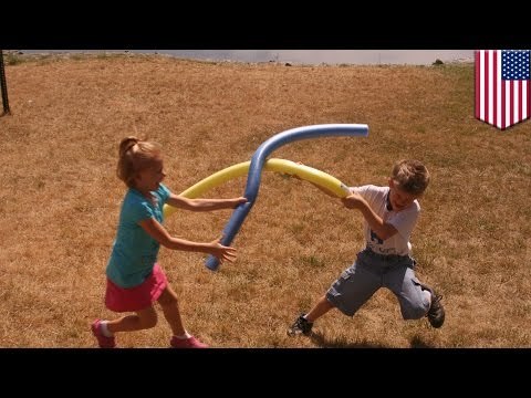 Kierowca autobusu zmusza ślepego chłopca by używał piankowego makaronu zamiast laski