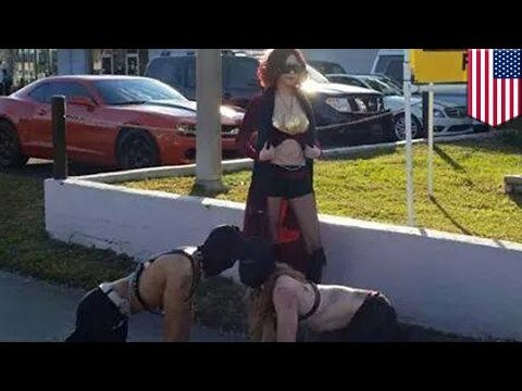 Kobieta z trzema piersiami wyprowadza niewolników na spacer