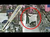 VIDEO: Lalake, hinampas ng baseball bat sa ulo ang isang babae sa Walmart!