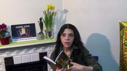 Ghislaine, tarologue présente l'Oracle Chemin pavé d'or
