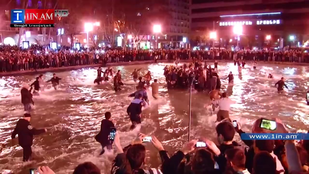 Kanye West saute dans un lac pendant un concert