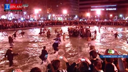 Kanye West saute dans un lac pendant un concert