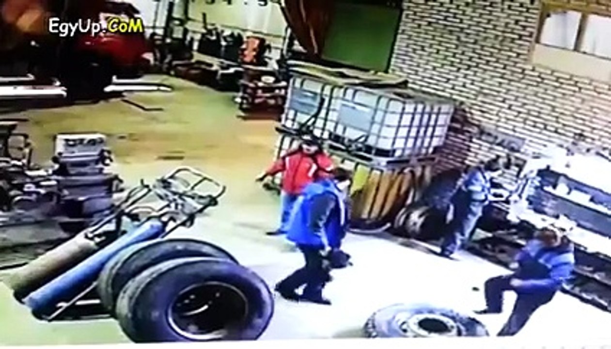 انفجار كاوتش عربية في وجه احد الاشخاص بطريقة مفزعة