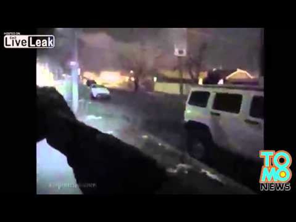 VIDEO: Pulis, binaril ang isang lalaki, dahil may hawak itong martilyo!