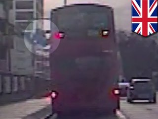 VIDEO: Lalaki, nasipa at nahulog mula sa top deck ng London double-decker bus!