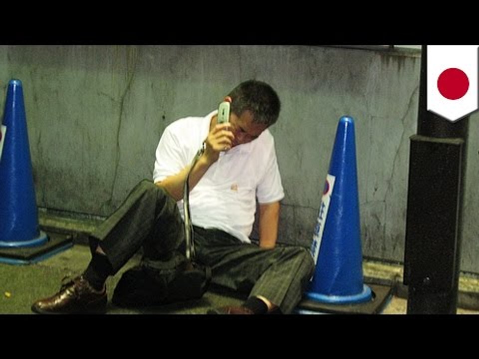 Sexy thieves steal cash from a drunk guy, stolen with a kiss