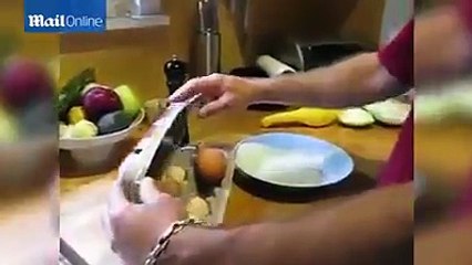 رجل يكسر بيضة دجاج ضخمة ليجد بيضة أخرى بداخلها ...