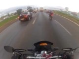 Un motard se prend un pneu en pleine tête