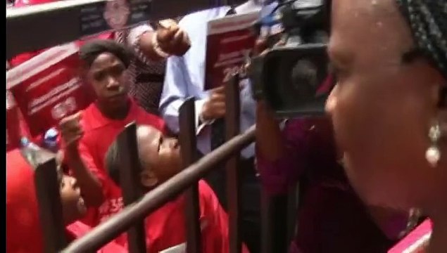 Nigeria : des centaines de filles manifestent pour les lycéennes retenues par Boko Haram