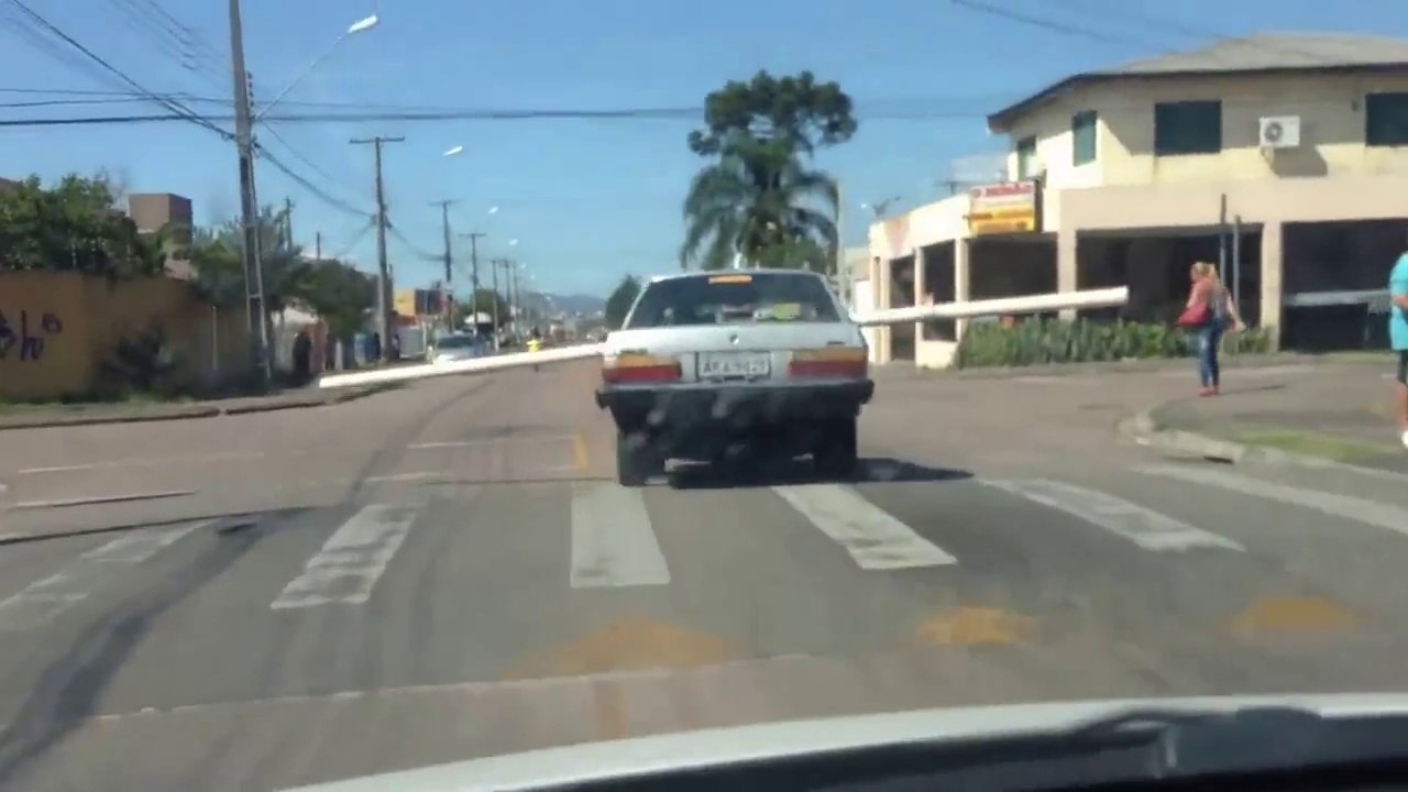 Transport a long tube with a car (Brésil)