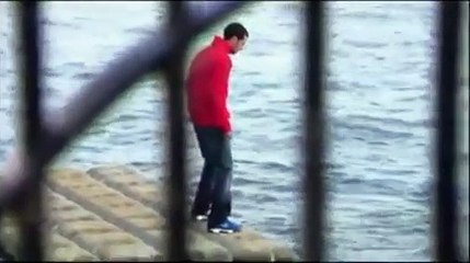 Cet homme a marché sur la rivière Thames à Londres, le tout premier après Jésus.