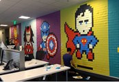 Des salariés refont la déco de leur bureau avec des post-it de super héros