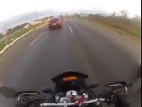 Un motard percuté à la tête par un pneu