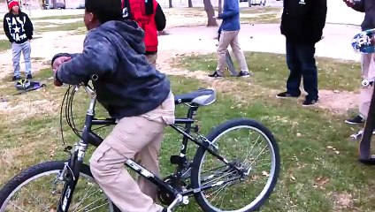 Deux Jeunes se battent dans un skate Park