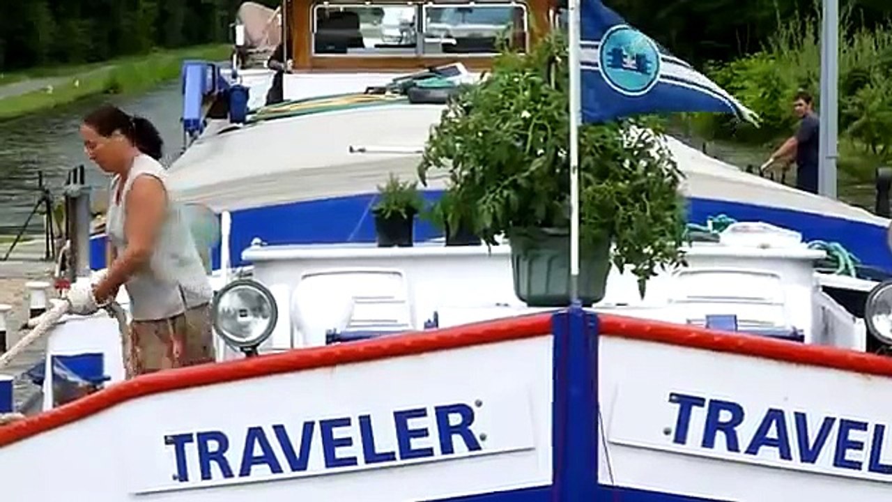 Diou Passage écluse d'une péniche