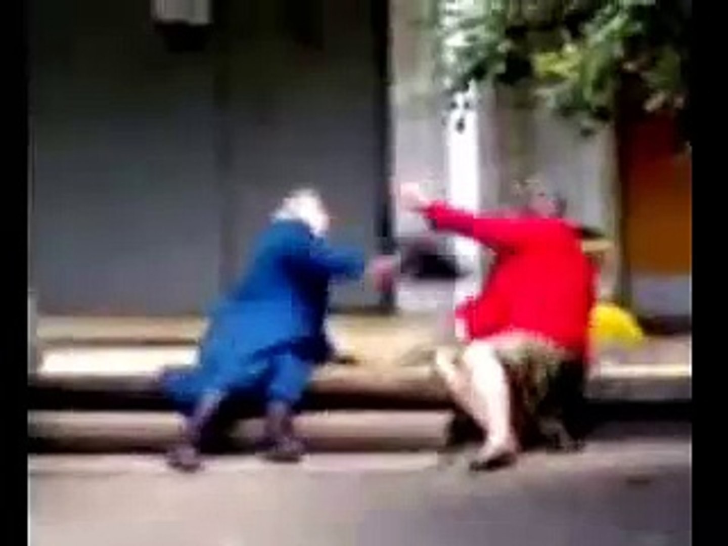 смешной танец со стулом