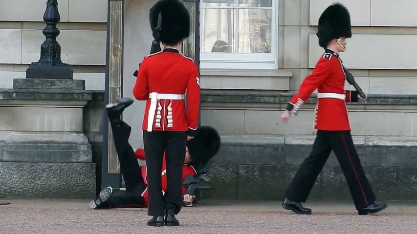 Buckingham Palace guard slips and falls in front of hundreds of tourists -  Vidéo Dailymotion