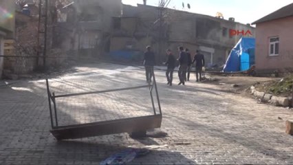 Yüksekova'da Askeri Konvoya Taşlı Saldırı