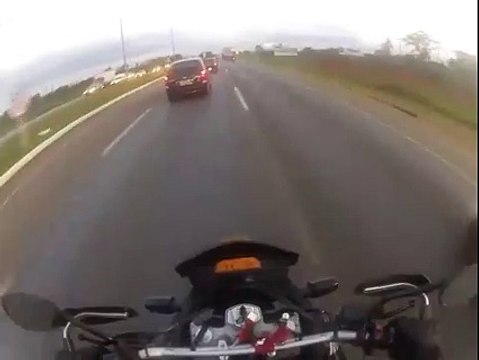 Biker killed by car wheel : violent headshot