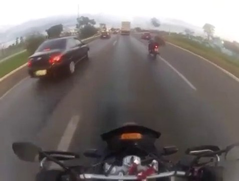 Motard tué par un pneu de voiture : accident terrible!