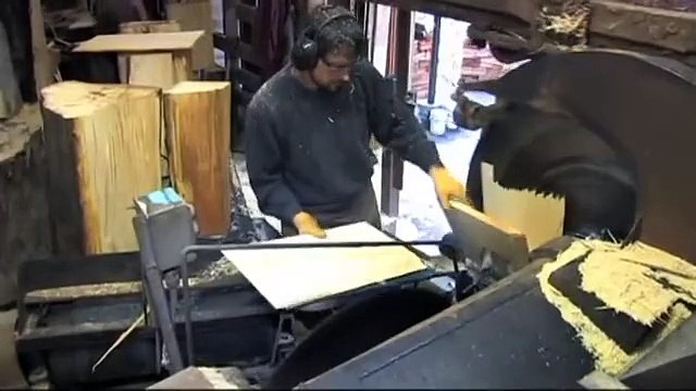 Un surdoué du coupage de planches utilise une scie circulaire très dangereuse