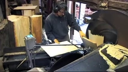 Un surdoué du coupage de planches utilise une scie circulaire très dangereuse