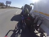 Cyclist hit by tanker truck : so violent accident!