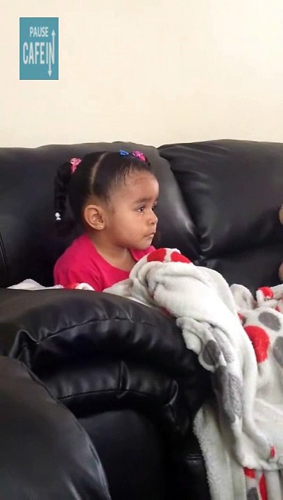 une petite fille est très triste quand mufasa meurt dans le Roi Lion