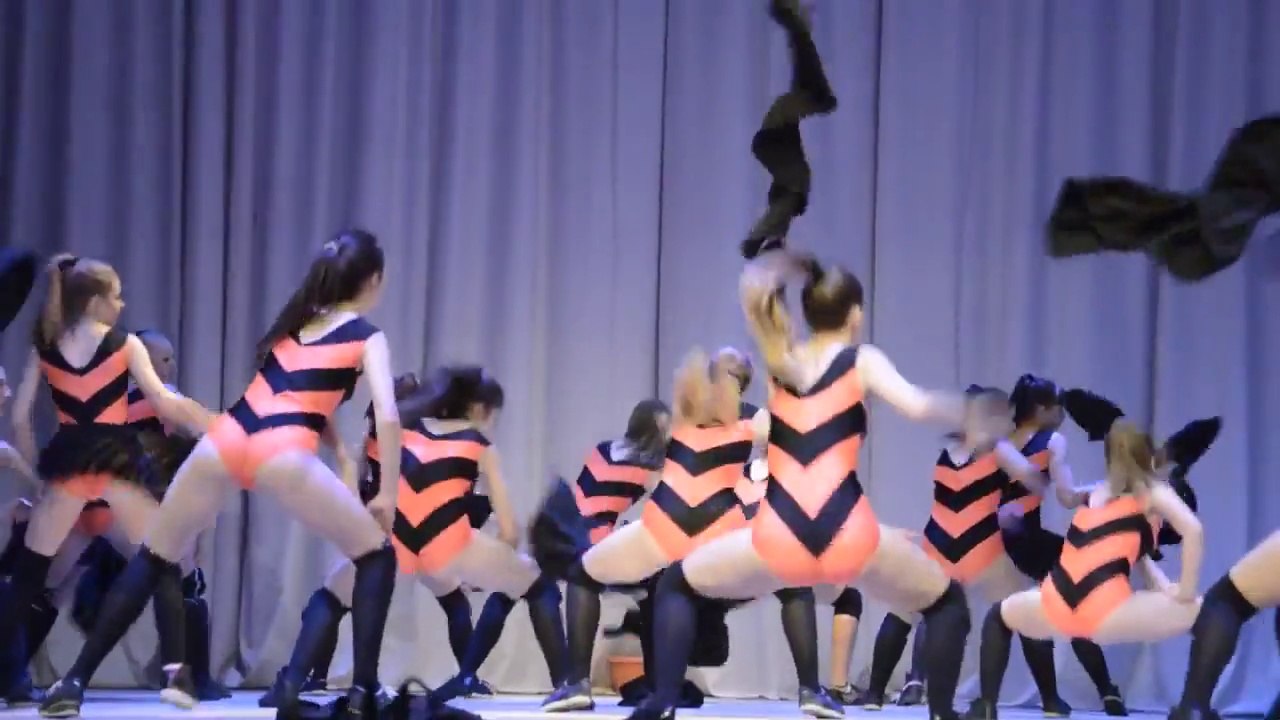 Spectacle de fin d'année un peu chaud... Des filles russes dansent le Twerk