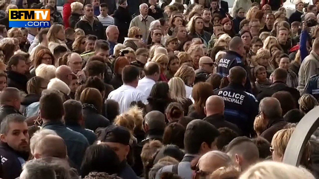 Marche blanche à Calais en hommage à Chloé, la...