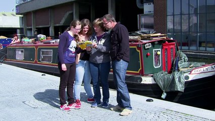 Tourists gather for arrival of second British royal baby