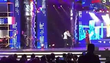 Fawad Afzal Khan receiving his award at the Hum Awards 2015
