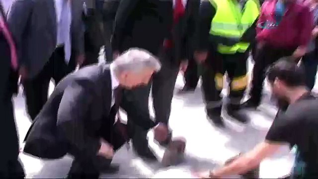 Şimdi de valilik önünde kendini ateşe verdi