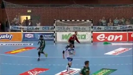 La monstrueuse double parade acrobatique de Dan Beutler (Lemgo)