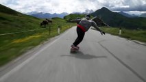 Skaters descienden a toda velocidad por los Alpes