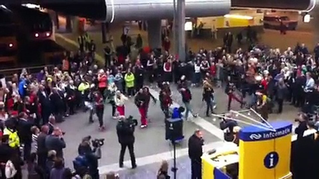 Mary Poppins Supercal Flashmob @ Den Haag CS