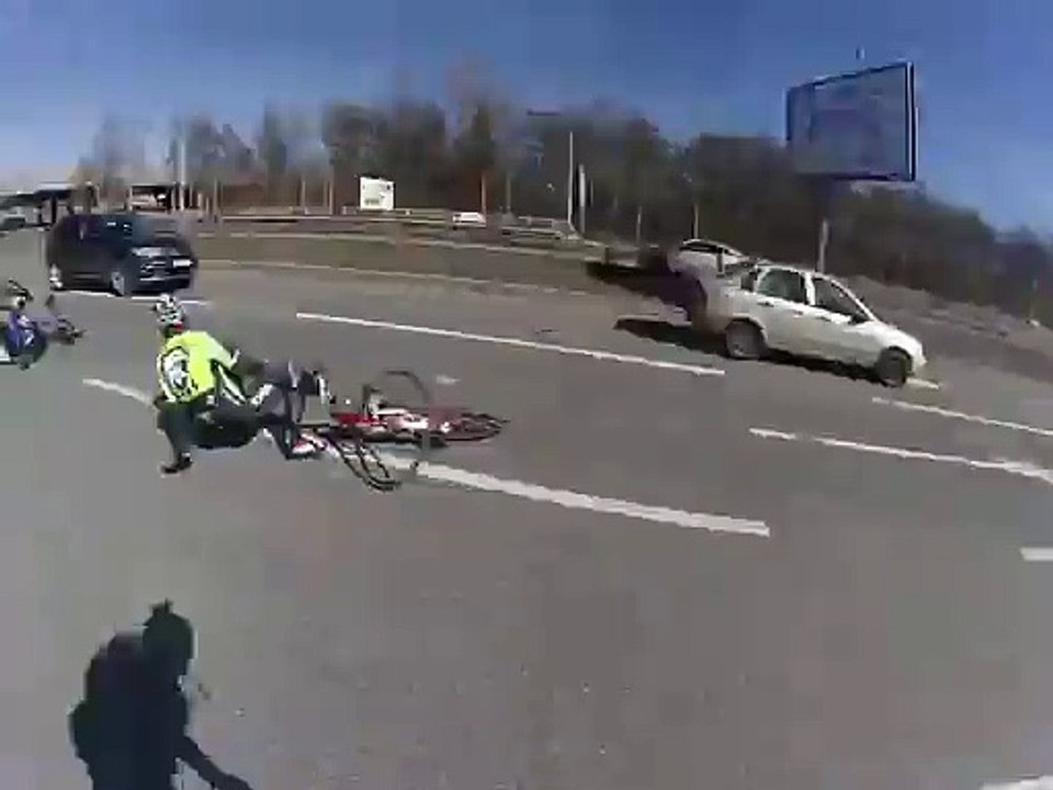 Un cycliste renversé par un camion-citerne...