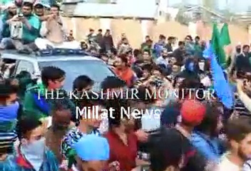 Kashmiries waved Pakistani Flags in Sri nagar on 15-04-2015